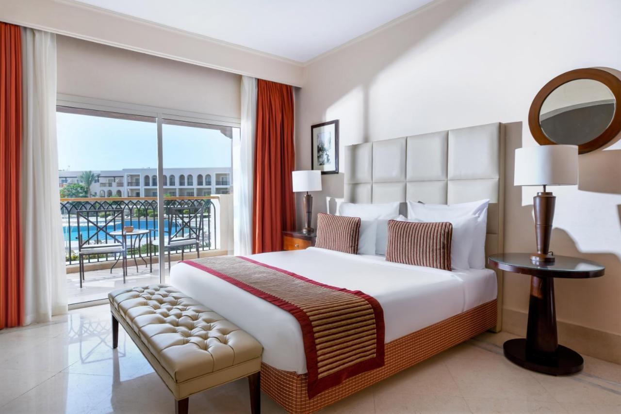 재즈 미라벨 리조트 샤름 엘 셰이크 외부 사진 A bedroom at the Hilton Sharm El Sheikh